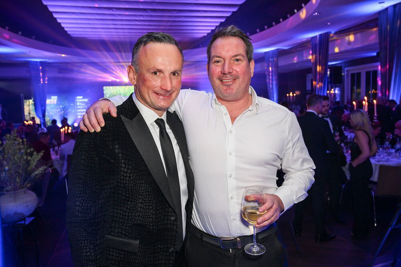 Sponsor des Abends ist auch Wojtek Rudko (Samsung) und freut sich die Distris, wie Oliver Kau (S&K) zu treffen. (Bild: Hannes Magerstädt)