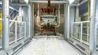 Moderner Korrosionsschutz bedeutet bei Volkswagen auch das Fluten von Hohlräumen mit Wachs. (Bild: Volkswagen)