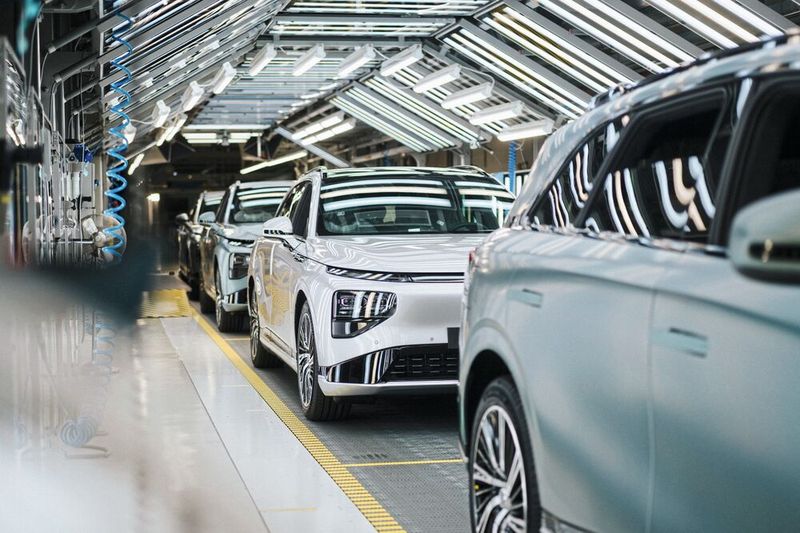 Vehicle assembly at Magna for the Chinese manufacturer Xpeng: According to a new report by AlixPartners, Chinese OEMs plan to nearly triple their overseas production by 2030.(Image: Peter Reiter Photography)