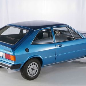 Im Juni 1976 ergänzte das Angebot der Scirocco GTI  mit seinem auf 1.600 cm³ vergrößerten Motor mit einer mechanischen K-Jetronic-Benzineinspritzung von Bosch. Wegen der höheren Leistung von 81 kW (110 PS) mussten Wasserkühler, Federung und Stoßdämpfer modifiziert werden, und es waren zusätzliche Stabilisatoren, ein Ölkühler, innenbelüftete Scheibenbremsen vorn sowie breitere Felgen und Reifen mit höherem Geschwindigkeitsindex erforderlich. Dieser K-Jetronic-Einspritzmotor wurde (ohne separaten Ölkühler, dafür mit Aluminiumölwanne) zuerst 1975 im Audi 80 GTE verwendet.(Bild:  Volkswagen)