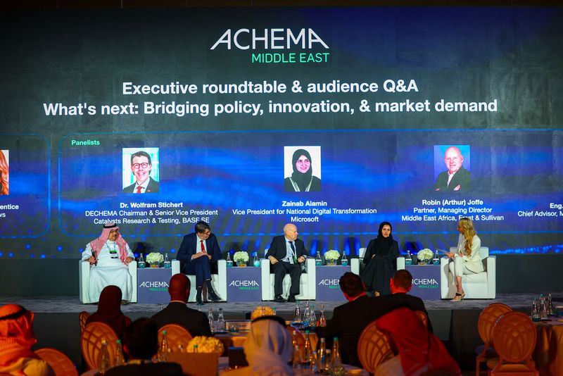 Die von der Dechema in strategischer Partnerschaft mit der Messe Frankfurt organisierte und vom saudischen Ministerium für Industrie und Bodenschätze unterstützte Auftaktveranstaltung brachte hochrangige internationale Vertreter aus Politik, Wirtschaft und der Wissenschaft zusammen.  (Bild: Messe Frankfurt)