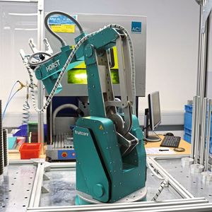 An der kombinierten Anlage markiert Horst die Zahnräder und übernimmt auch die Fehlerkontrolle der Komponenten.