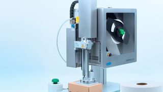 Die Funktionen, Abmessungen und Einbaulagen des Etikettendrucksystems „HERMES QL“ sind mit dem bewährten „HERMES Q“-Druck- und -Etikettiersystem von CAB kompatibel – Applikatoren und Montagehilfen lassen sich original verwenden. (Bild: CAB)