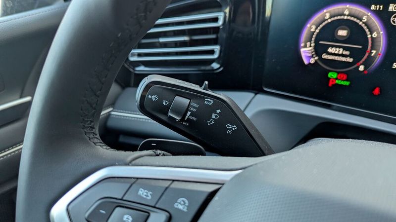 Die Bedienung der Scheibenwischer ist in den linken Lenksäulenhebel ausgelagert. Eine Sache, an die man sich recht schnell gewöhnt. (Bild: Rosenow – VCG)