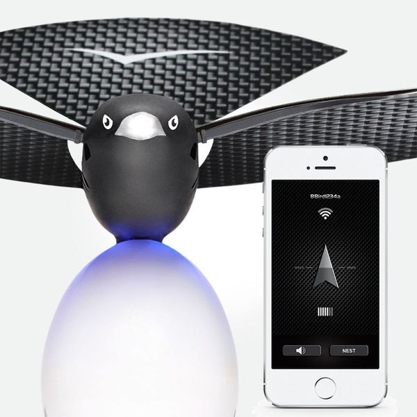 Die Vogelschwärme ziehen um diese Jahreszeit durch die Lüfte und der Bionic Bird macht mit. Es handelt sich hier um einen appgesteuerten bionischen Vogel, der zum Aufladen auf einem Ei sitz! Die Drohne kostet bei www.radbag.de 119,95 Euro. (www.radbag.de)