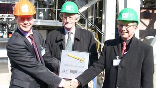 Feierten die gemeinsame erfolgreiche Projektarbeit für den Standort Ibbenbüren-Uffeln: Peter de Jong (Akzo Nobel-Werkleiter Ibbenbüren), Hans ten Haaf (Akzo Nobel Marketingleiter Salzsäure) und Thomas Pfisterer (Geschäftsführer Wibarco)  (Bild: Akzo Nobel)