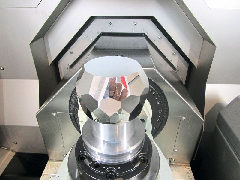 Aus einem Aluminiumblock gefräster Vielflächner mit spiegelnden Oberflächen. (Klaus Vollrath)