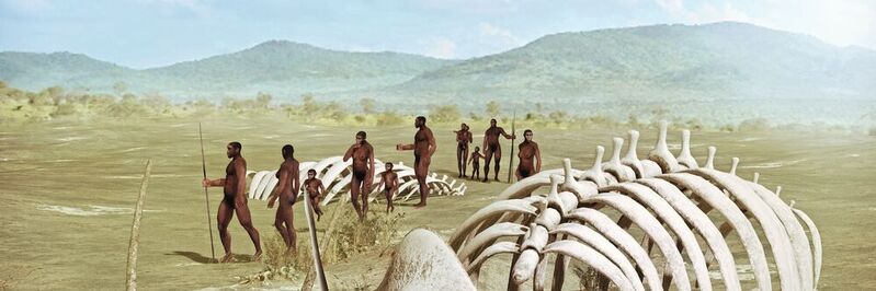 Künstlerische Darstellung einer Gruppe von Homo erectus bei einem Mammut-Skelett