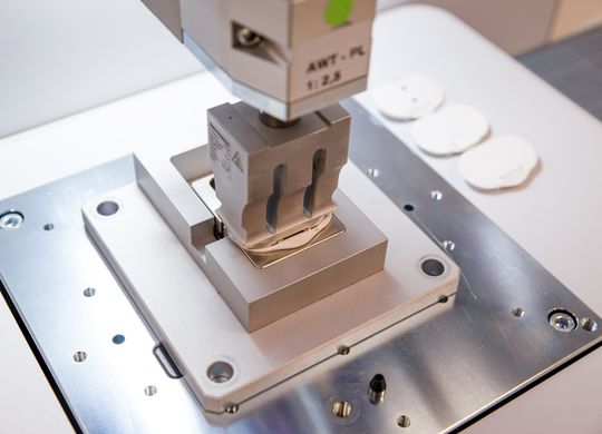 Durch die spezielle Kontur des Schweißwerkzeugs konnte die empfindliche Folie mit der Elektronik schonend und fest mit dem Kunststoffring des Biosensors verbunden werden.(Bild:  Herrmann Ultraschall)
