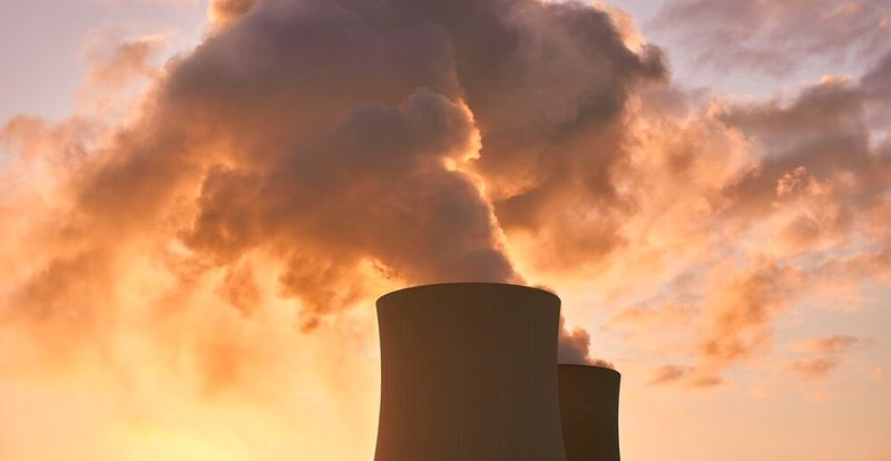 In China nutzt man den zur Stromerzeugung generierten Wasserdampf im Atommeiler Qinshan zusätzlich dazu, über Wärmeaustauscher Fernwärme für Wohngebiete zu liefern. Es handelt sich um das größte Projekt der Welt.