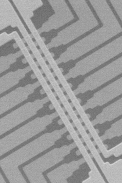 Aufnahme eines 16x3 Slices des Memristor-Arrays mittels Elektronenmikroskops. (University of Michigan)