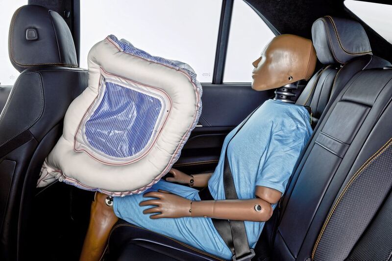 Der Airbag für den Fond soll die Belastung für Kopf und Halswirbelsäule um bis zu 30 Prozent senken. (Daimler)