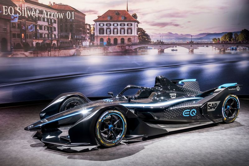 Der Silver Arrow 01 vom Mercedes-Benz EQ Formel E Team hat auf dem Genfer Autosalon seine Weltpremiere gefeiert. (Daimler)
