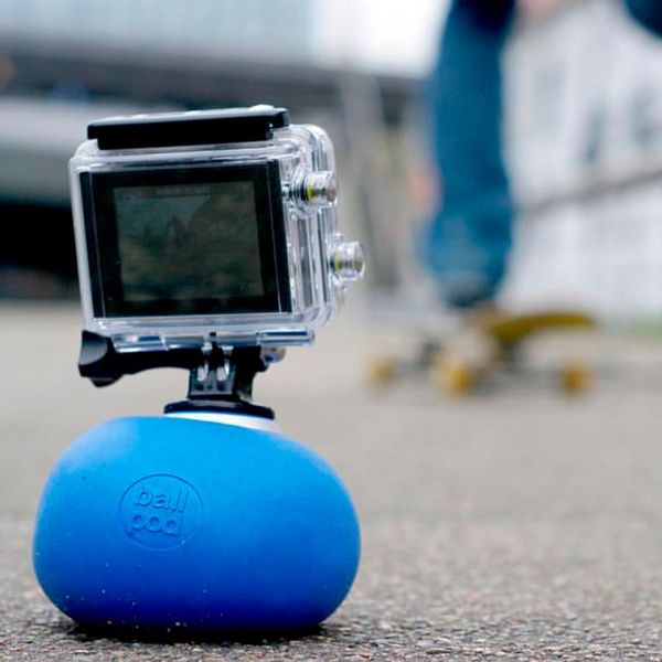 Alle Weihnachtsbilder im Kasten? Bei www.radbag.de gibt es für 14,99 Euro die Ballpod-Kamera-Halterung. Den Ball kann man auch als Stressball, Wurfgeschoss oder sonst was verwenden. (Radbag)