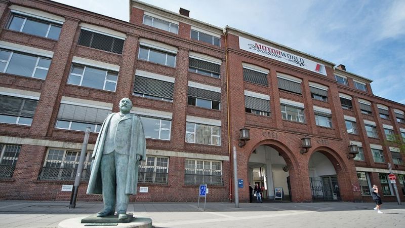 Das historische Hauptportal des alten Opel-Werks am Rüsselsheimer Bahnhofplatz.(Bild:  Motorworld Manufaktur Rüsselsheim)