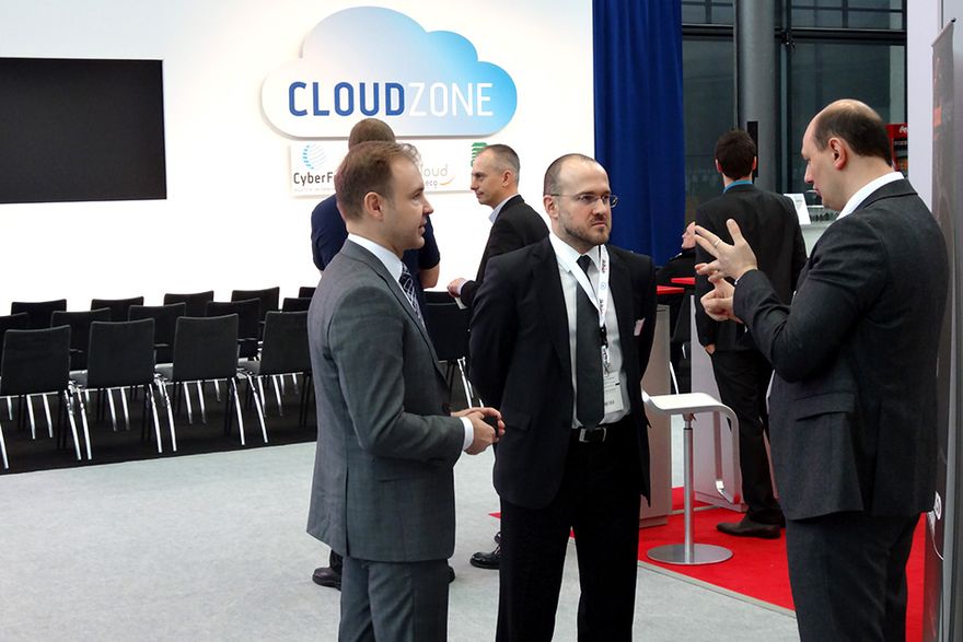 3_Sergej_Torgow_und_Evgeny_Fedchenko_im_Gespräch_mit_einem_Interessenten ()