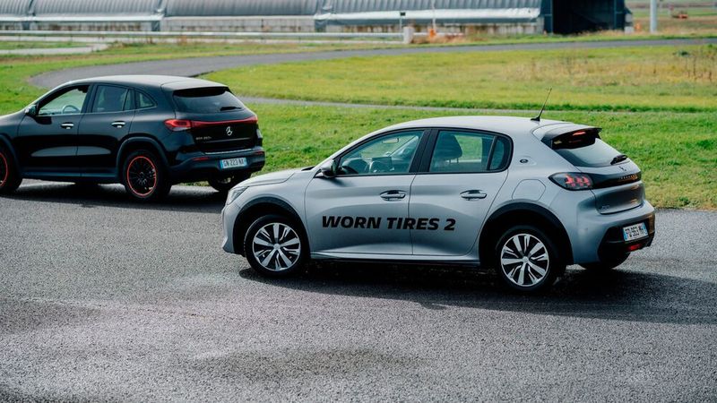 Neben E-Modellen von Mercedes warten mehrere Peugeot 208 auf ihren Einsatz. (Bild: Michelin)