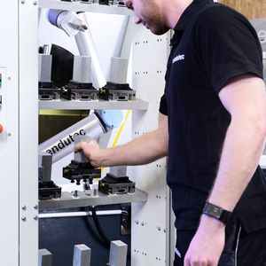 Mithilfe der UR-Roboter kann der mittelständische Betrieb Endutec dem Fachkräftemangel trotzen und ermöglicht seinen Mitarbeitern, sich auf anspruchsvolle Aufgaben, wie das Einrichten von neuen CNC-Programmen zu konzentrieren.(Bild:  Universal Robots)