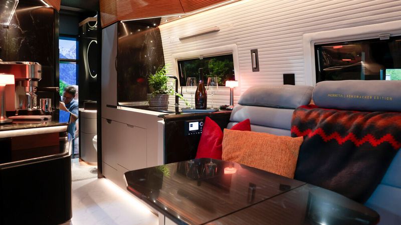 Der Clou bei dem Modell ist der Innenraum. Hinter der Wohnlandschaft und der hochwertigen Küche, ist das großzügige Bad zu sehen. (Bild: Messe Düsseldorf / ctillmann)