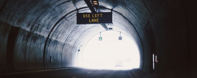 Licht im Tunnel: Shift-Left und Shift-Right schaffen in der Softwareentwicklung einen Schulterschluss von Sicherheit und Agilität.