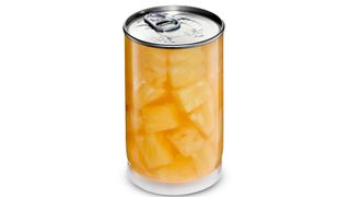 Milacrons im Rahmen der K-2016 vorgestelltes Konzept für eine durchsichtige, blechsubstituierende Konservendose trägt jetzt im wahrsten Sinne des Wortes erste Früchte! IN dieser Woche hat S&W Fine Foods, eine Unternehmen von Del Monte Pacific Ltd, wie es heißt, das neuartige Verpackungskonzept in Asien auf den Markt gebracht. (Milacron)