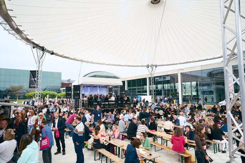 Networking und Austausch in der Pause: Zwischen Vorträgen und Messerundgängen nutzten die Besuchenden auch das Außengelände der Learntec 2026.  (Bild: © Richard Mathieu / Messe Karlsruhe / neverdaless)