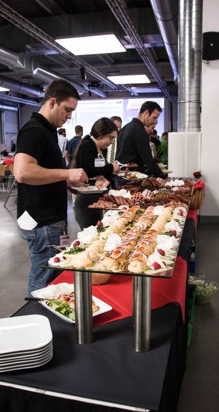 Bei dem gemeinsamen Mittagessen konnten sich die Teilnehmer stärken und Kontakte knüpfen. (K.Juschkat/konstruktionspraxis)