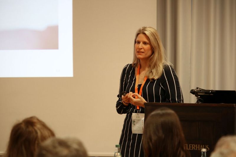 Dr. Nina Springer erläutert, was Unternehmen beachten müssen, wenn sie vollständig auf Papierakten verzichten wollen. (Bild: Forcont Business Technology GmbH)