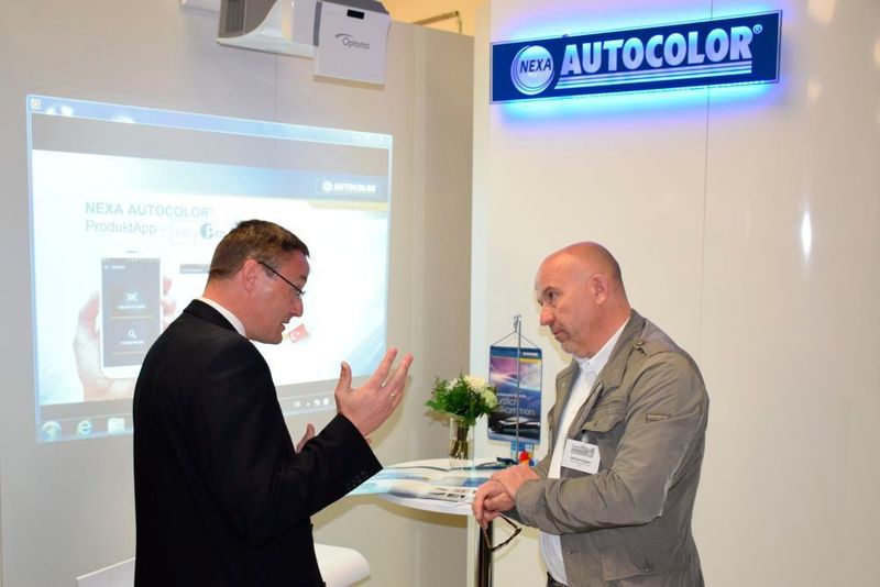Express-Plus-Klarlack? Lagermanagement Easystore? Wir wissen nicht, über was dieser Besucher sich am Stand von Nexa Autocolor informierte, aber spannend war es sicher. (Jan Rosenow)