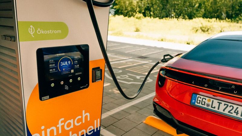 Richtig geglänzt hat unser mit 800-Volt-Technolgie ladender Lotus an der Schnellladesäule. (Bild: Lotus)