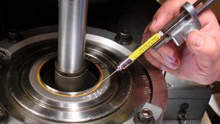 Bild 1: Abgestimmt auf die unetrschiedlichen Einsatzfälle sollen Radialwellendichtringen undichte Stellen an Wellenlagerungen verhindern. (Bild: SKF)