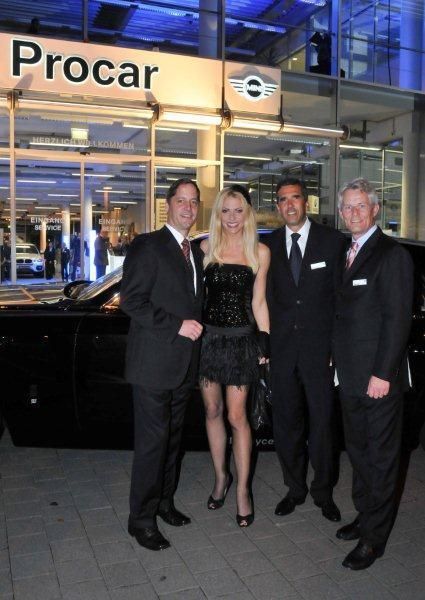 (v.l.): Jörg Felske, Vorstandsvorsitzender Procar Automobile AG, Moderatorin Sonya Kraus, Heiko Emde, Vorstand Procar Automobile AG und Bernd John, Vorstand Procar Autombolie AG. (Archiv: Vogel Business Media)