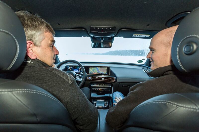 Baureihenverantwortlichen Michael Kelz nahm den Autor Jens Meiners mit auf die Fahrt im Mercedes-Benz EQC. (Daimler)