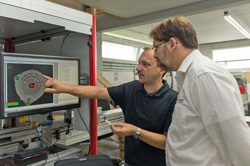 Michael Müller von Lutz (links) und Dr. Tobias Henzler von Stemmer Imaging besprechen die Auswertung eines Bauteils. (Bild: Stemmer Imaging)