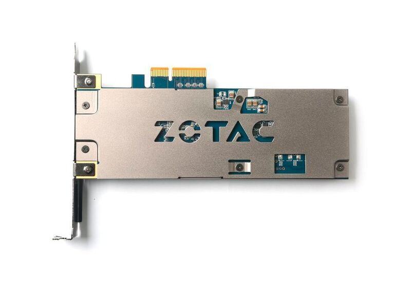 Die NVMe-SSD von Zotac kommuniziert über vier PCI-Express-Lanes mit dem Mainbord. Die Karte bietet 480 GB Kapazität. (Bild: Zotac)