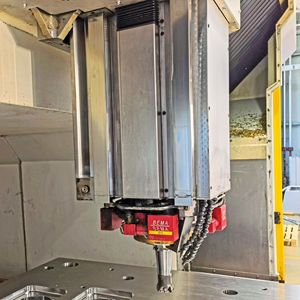 Das Quadroguide-Prinzip mit vier Führungsschienen an den vier Ecken verleiht der Z-Achse eine besonders hohe Steifigkeit.(Bild:  Klaus Vollrath)