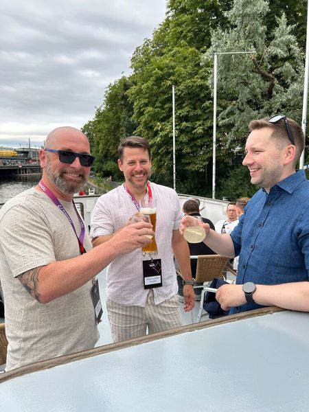 Hat sich das Feierabendbier verdient: Oliver Locher (m.) mit Christian Baron (l.) und Philip Seemann (r.) (alle TrendAI) (Bild: Trend Micro)