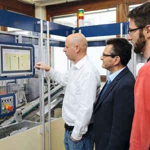 Patrick Suter, Bereichsleiter Entwicklung bei Durrer, Robert Urech, Area Salesmanager von Beckhoff Schweiz, und Benedikt Leisibach, Leiter Entwicklung Mechanik bei Durrer (v.l.n.r.) an der Falzbogen-Zuführung für die Schneidemaschine SIX-CUT.