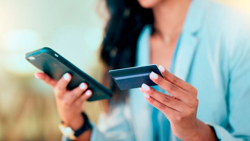 Banking-Apps erfreuen sich wachsender Beliebtheit. Umso wichtiger ist es, dass sie für alle Menschen barrierefrei und uneingeschränkt bedienbar sind.(Bild: ©  peopleimages.com - stock.adobe.com)