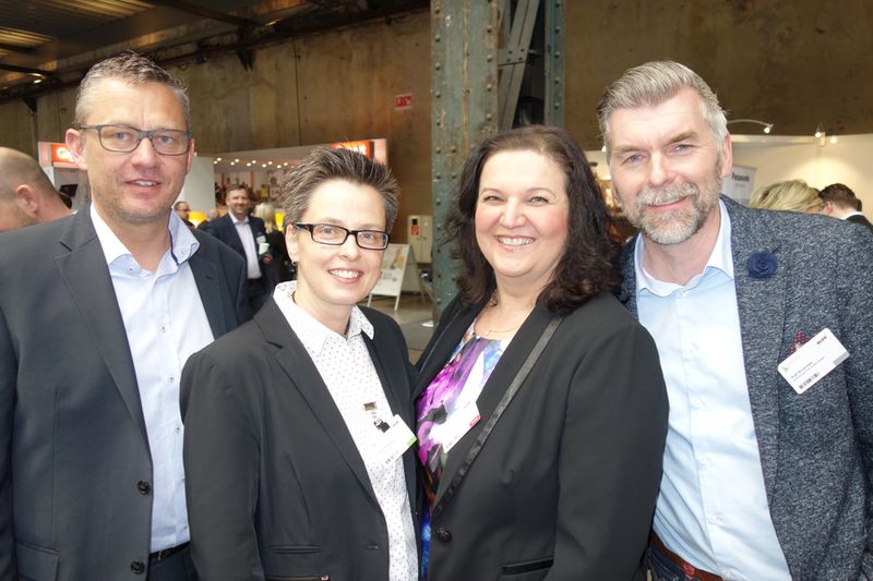 (v. l.) André Hoock, BenQ, mit Sylke Rohbrecht, ALSO, Lilli Kos, IT-BUSINESS, und Ralf Brockinkel, Epson. (Bild: IT-BUSINESS)