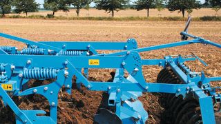 Der Karat 9 der Firma Lemken ist ein Intensiv-Grubber, mit dem in mehreren Stufen sowohl flach als auch mitteltief und tief gearbeitet werden kann. (Bild: Lemken)