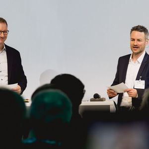 Führten durch das zweitägige Programm der WKST: Christian Otto, Chefredakteur der Fachzeitschrift »Fahrzeug+Karosserie« (rechts), und Timm Diesbach von der Rechtsanwaltskanzlei Voigt.(Bild:  Stefan Bausewein)