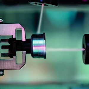 Das Quattro-Clean-Schneestrahlreinigungssystem von ACP entfernt filmische und partikuläre Verunreinigungen im One-Piece-Flow der Linie – und das vollautomatisch.