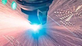 Die Trenntechnik hat eine jahrtausendelange Geschichte, die sich im Dunkel der Vergangenheit verliert. Angefangen mit geschliffenen Steinen über Bronzesägen und Messern sowie Scheren, entwickelte sich diese einst handgeführten Werkzeuge bis heute zu digitalen Produktivitätsgiganten. Diesen Weg sind auch das Plasmaschneiden und die Bearbeitung mit dem Wasserstrahl gegangen. Eindeutig das jüngste und auch vielseitigste Werkzeug zum 2D- und 3D-Schneiden von Metallen und anderen Werkstoffen ist heute der Laser. (Trumpf)