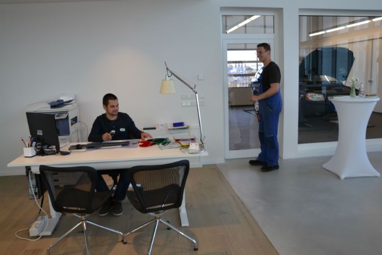 ... und der Schreibtisch des Serviceberaters steht im Schauraum. (Foto: Mauritz)