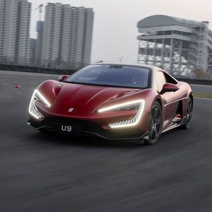 Der Yangwang U9 sieht aus, als wäre er aus einem futuristischen Rennspiel direkt auf den Asphalt gebeamt worden.(Bild:  Yangwang)