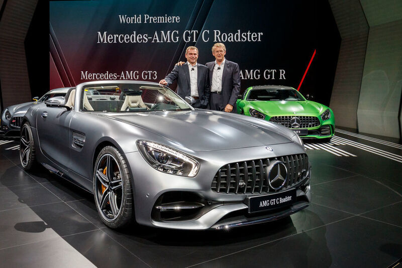 Mercedes setzt mit dem AMG GT C Roadster auf Emotionen durch Design und PS. Das Auto präsentierten auf der Mercedes Media Night Tobias Moers, Vorsitzender der AMG-Geschäftsführung (li.), und Mercedes-Entwicklungsvorstand Thomas Weber. (Daimler)