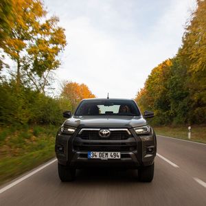 Die Frontpartie wurde erneut aus dem Vollen gefräst. Bulliger Kühlergrill, überarbeiteter Stoßfänger, auf Wunsch neue LED-Lichter vorne und hinten, sowie schwarze 18-Zoll-Aluräder.(Bild:  Toyota)