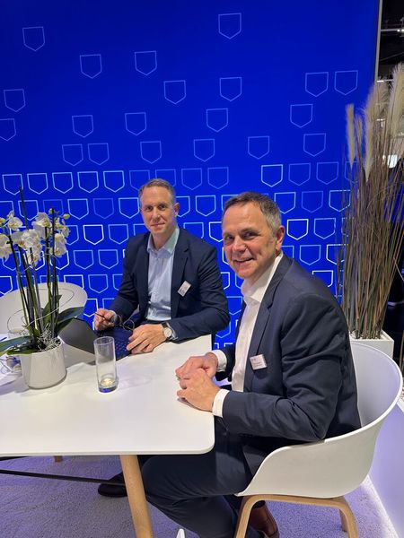 Trotz Blumendekoration, dennoch erwischt: (l.) Stefan Fritz und Sven Janssen (Sophos). (Bild: Vogel IT-Medien)