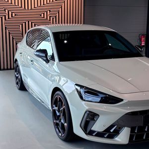 Die Seat- und Cupra-Modelle werden am neuen Standort ansprechend präsentiert.(Bild:  Wellergruppe)